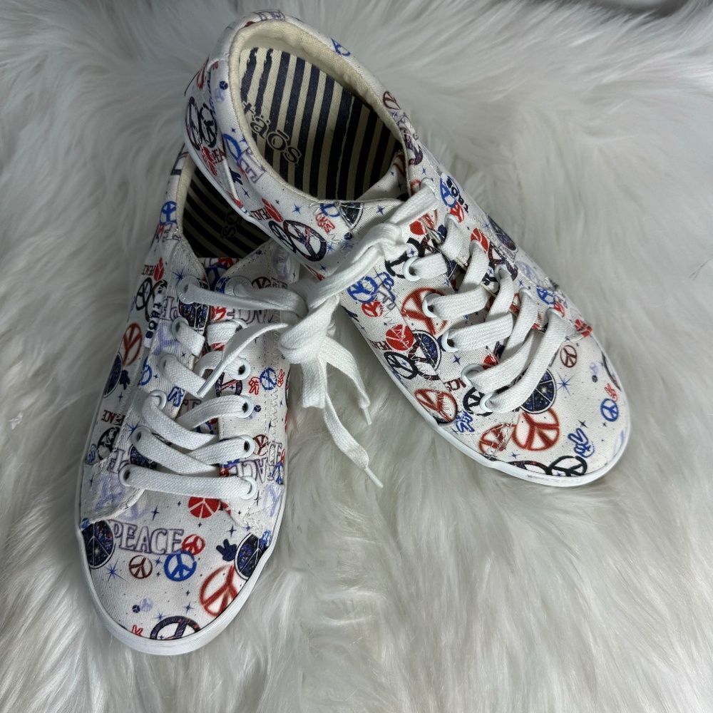 Taos NWOT Peace And Love Print Canvas Sneakers Sz 7